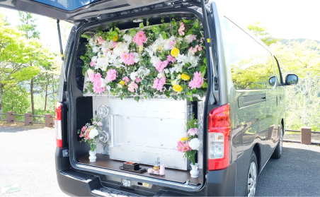 火葬炉にたくさんの花