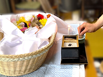 ご自宅にて、お清め・供花・焼香などのセレモニーを行います。